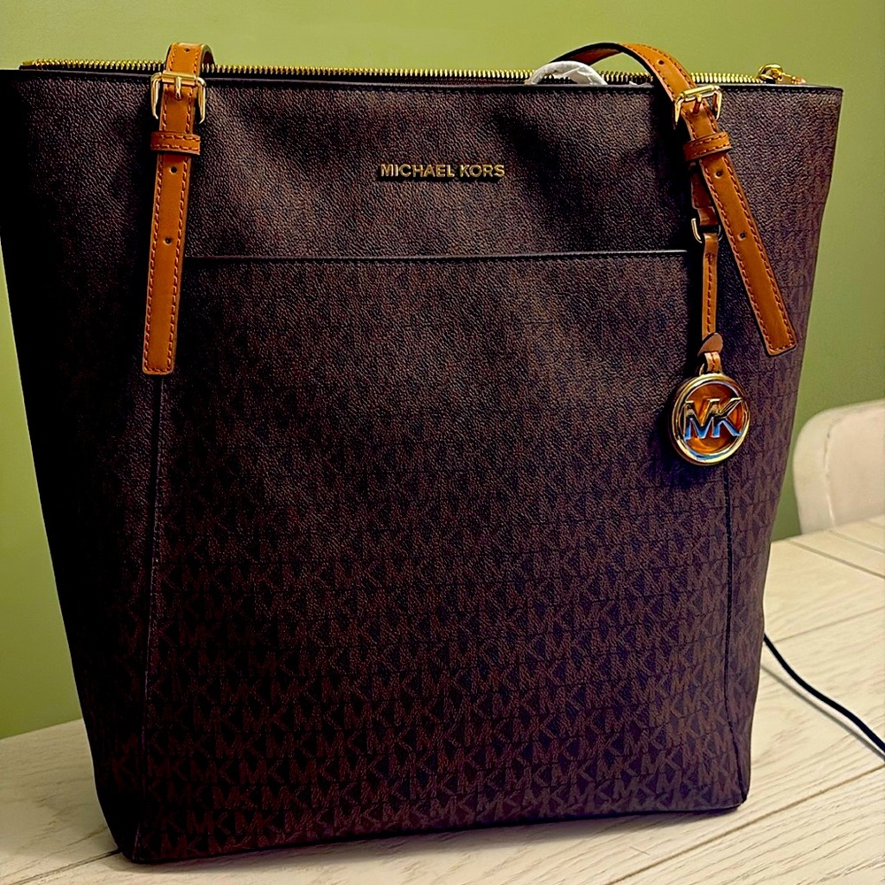 Michael Kors - large Voyager Tote NWT